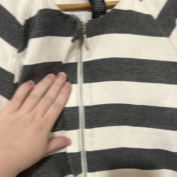 Lord & Taylor 100% Linen Shell Striped Black and White Women's Jacket - Picture 4 of 4